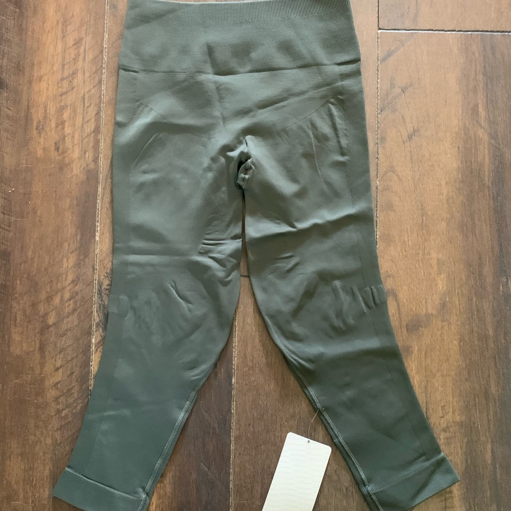 NWT lululemon Zone in crop 8